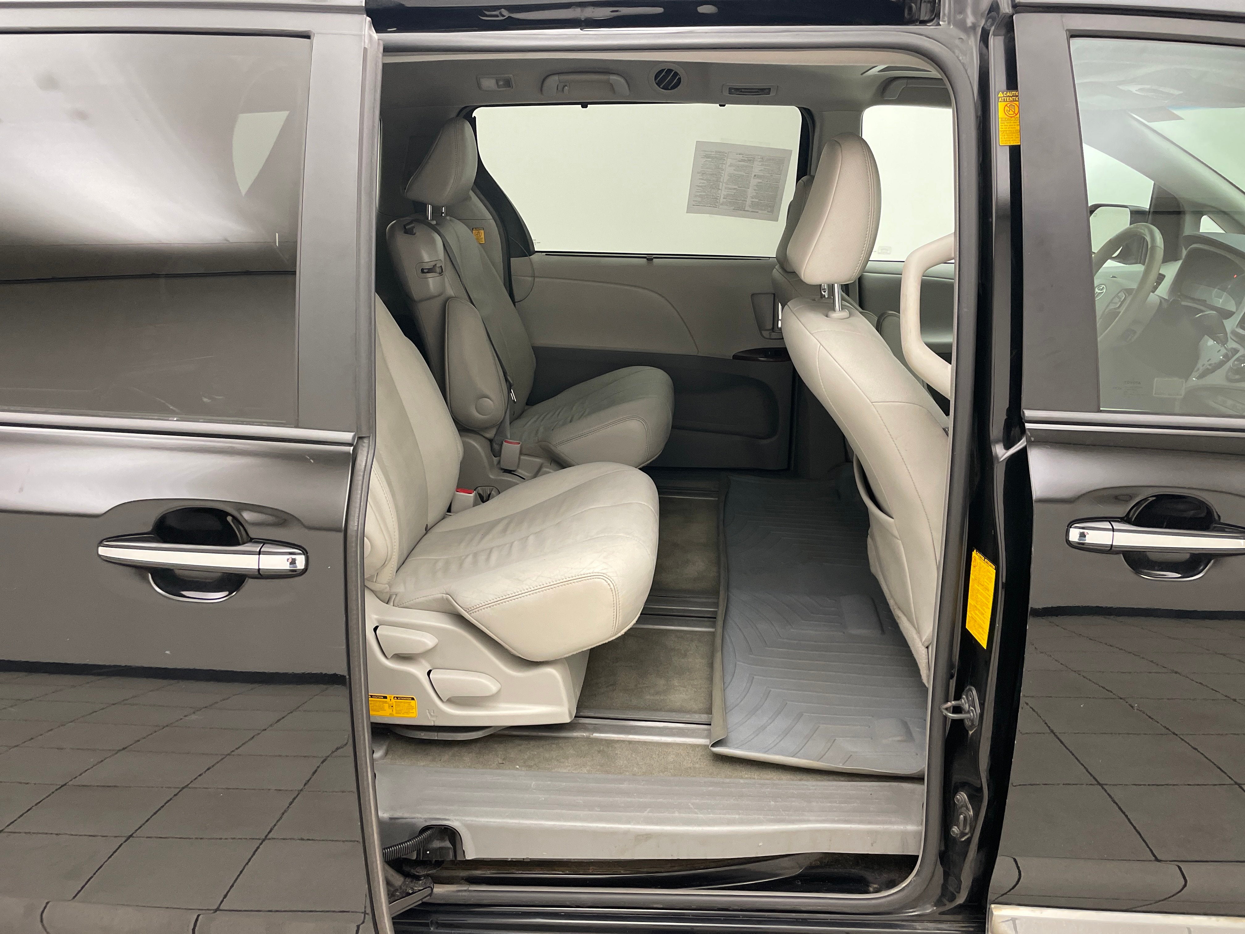 2013 Toyota Sienna XLE V6 8 Passenger