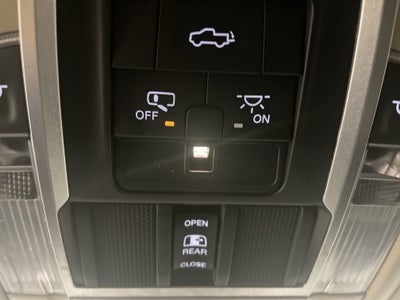 2019 RAM 1500 Laramie Crew Cab 4x4 5'7' Box