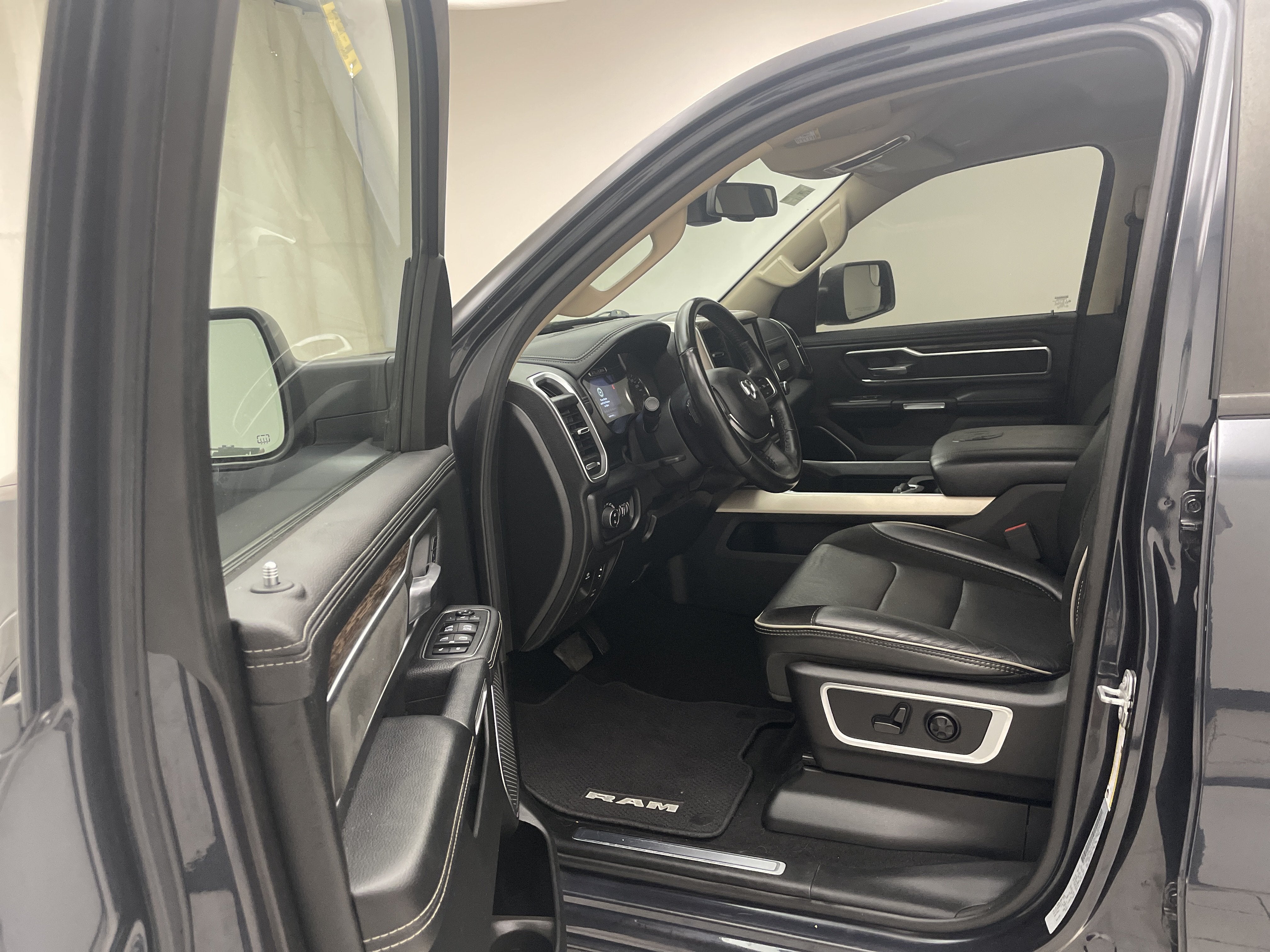 2019 RAM 1500 Laramie Crew Cab 4x4 5'7' Box