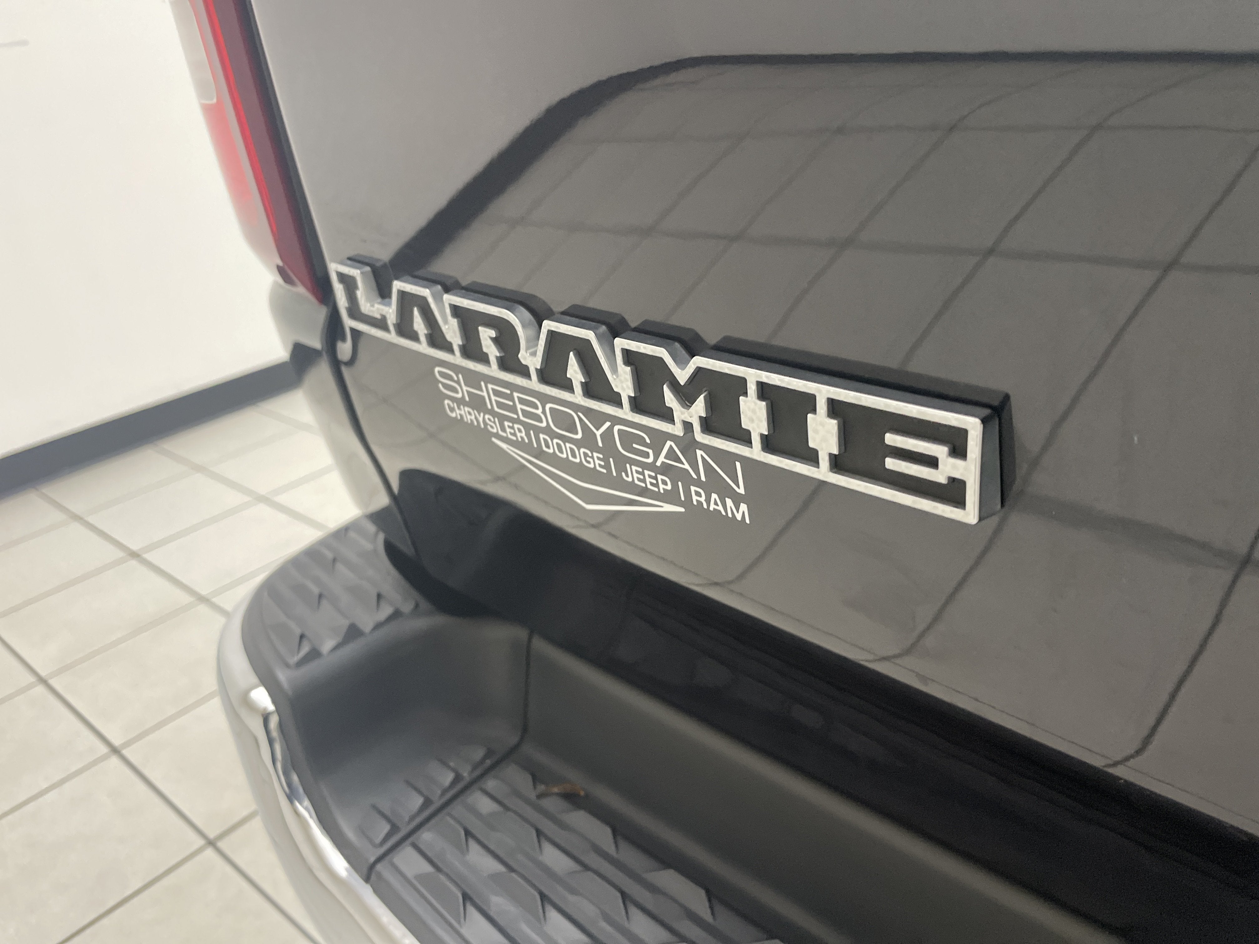 2019 RAM 1500 Laramie Crew Cab 4x4 5'7' Box