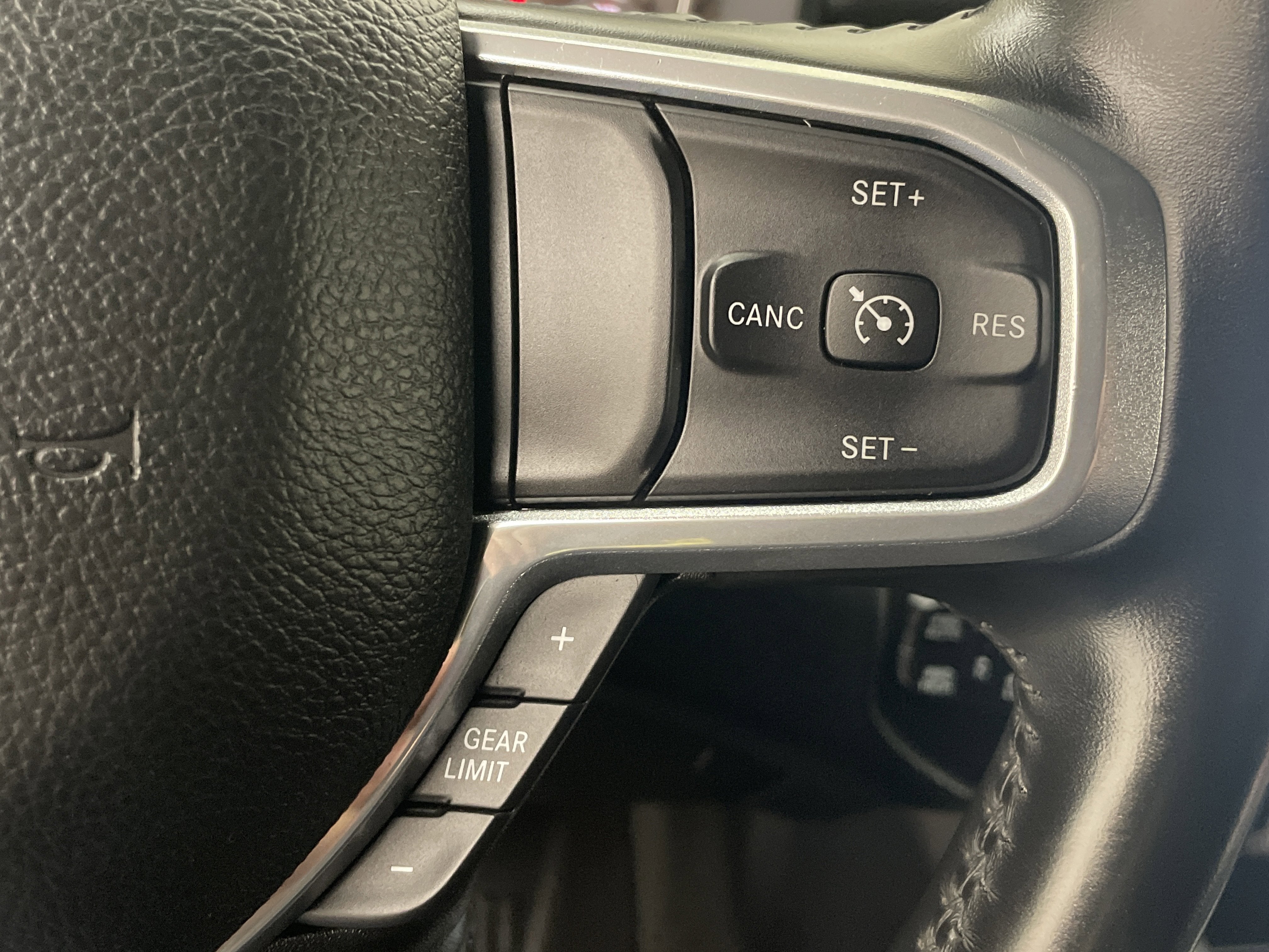 2022 RAM 1500 Laramie Crew Cab 4x4 5'7' Box