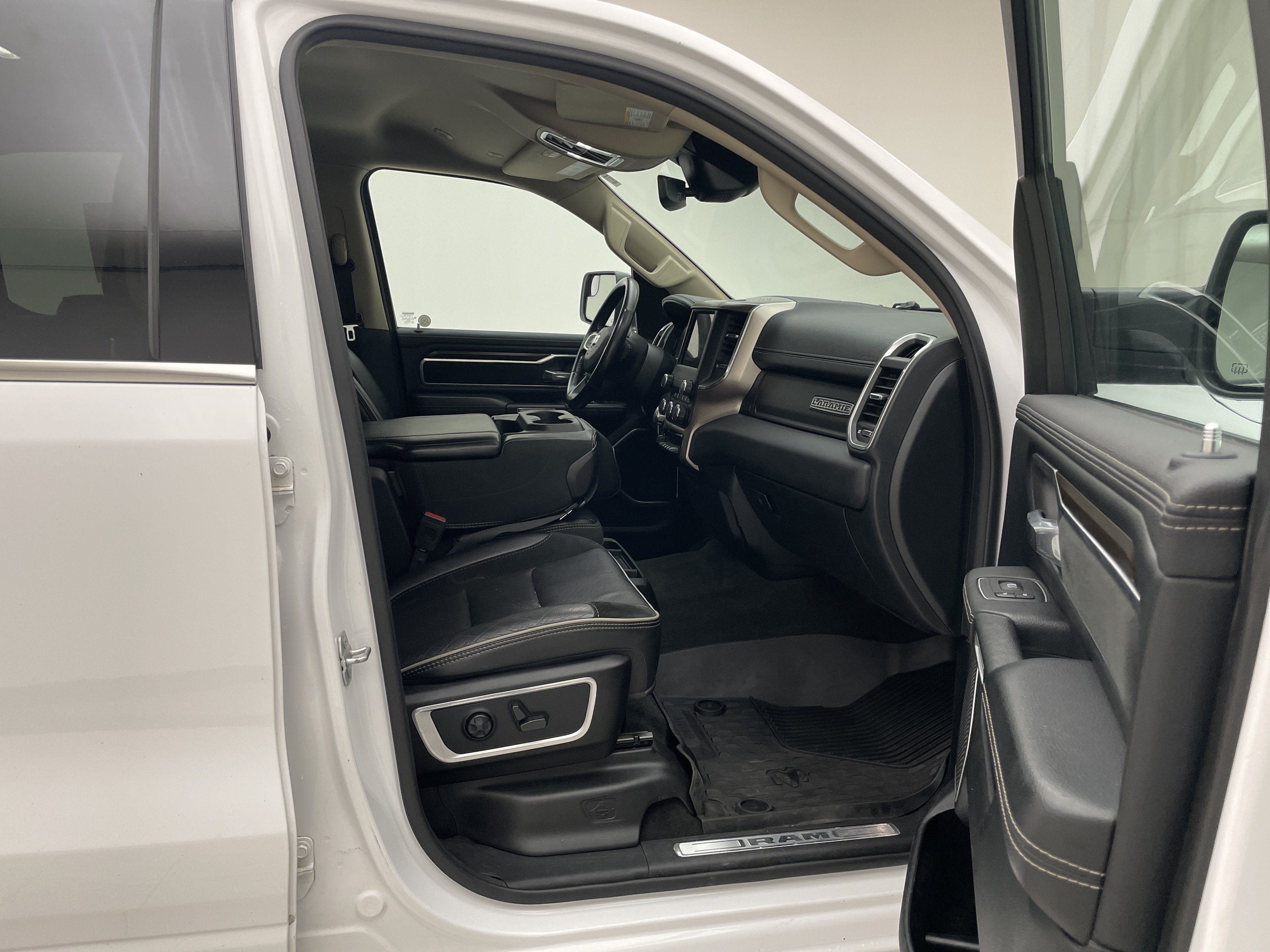 2021 RAM 1500 Laramie Crew Cab 4x4 5'7' Box