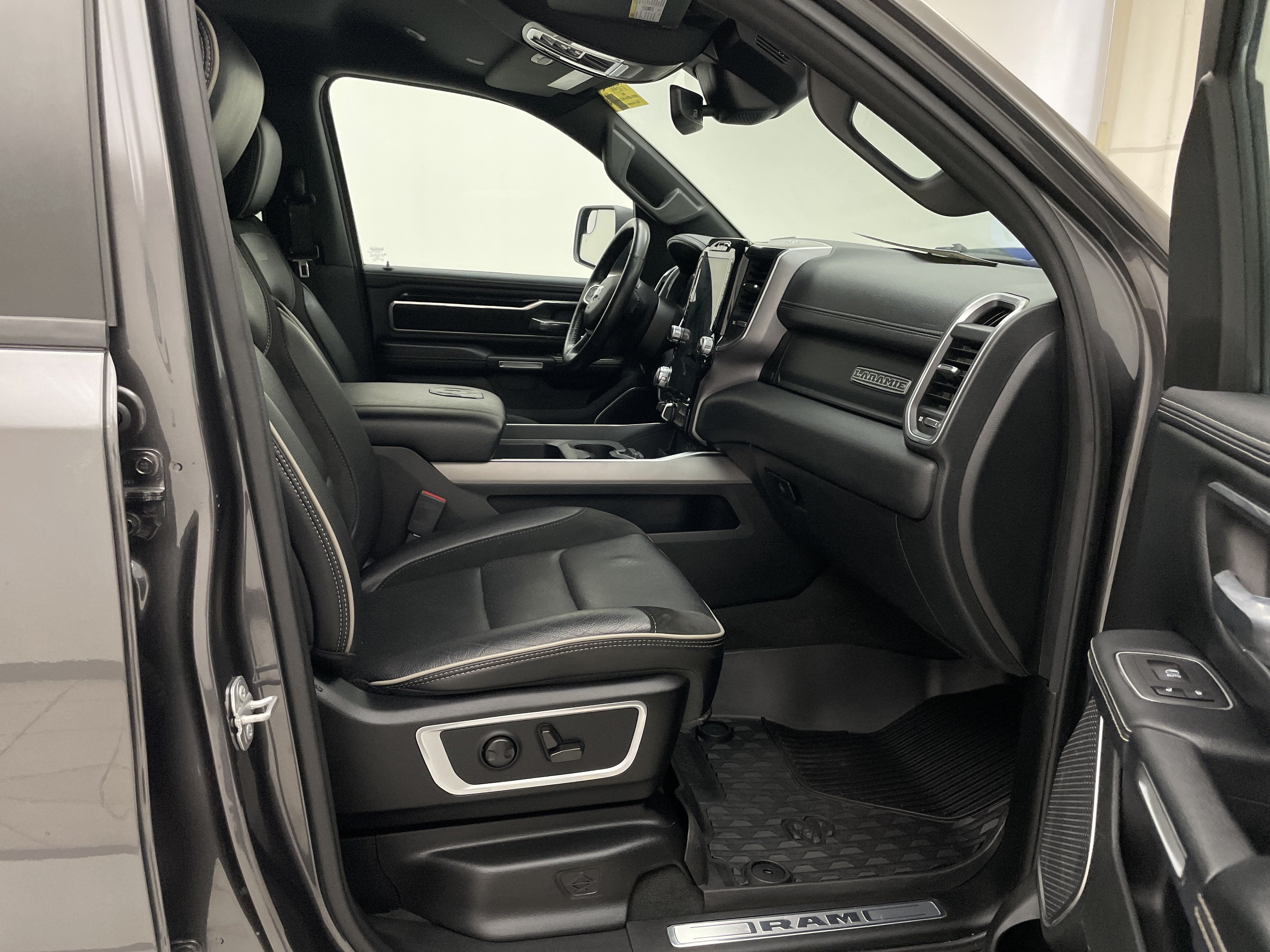 2022 RAM 1500 Laramie Crew Cab 4x4 6'4' Box