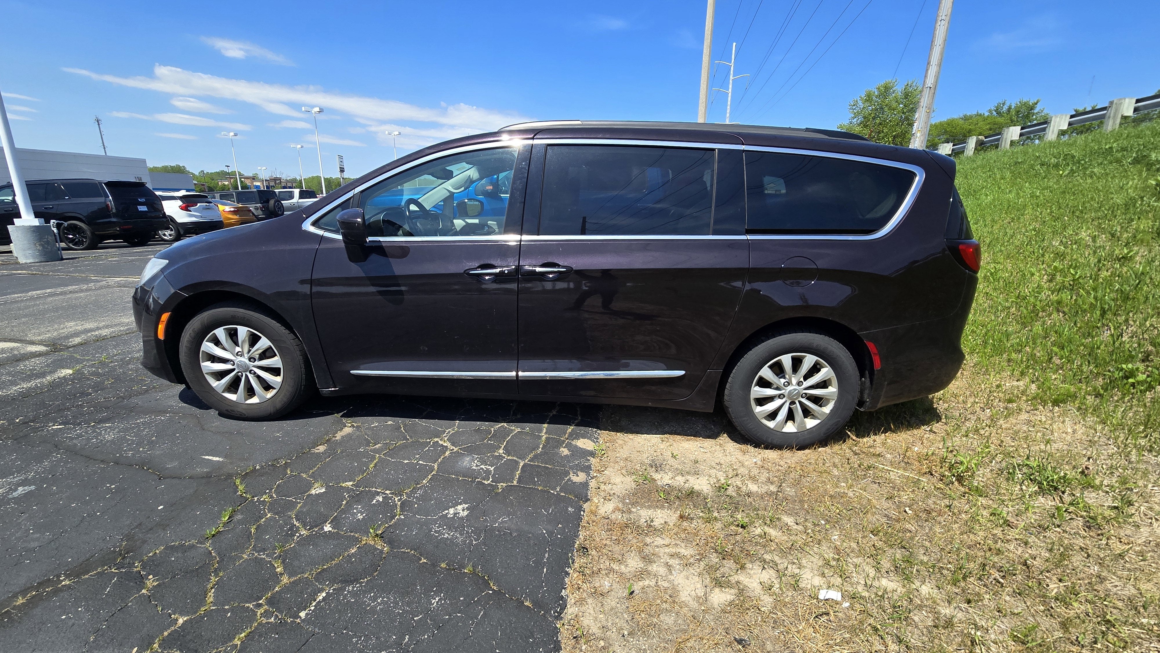 2017 Chrysler Pacifica Touring-L's photo