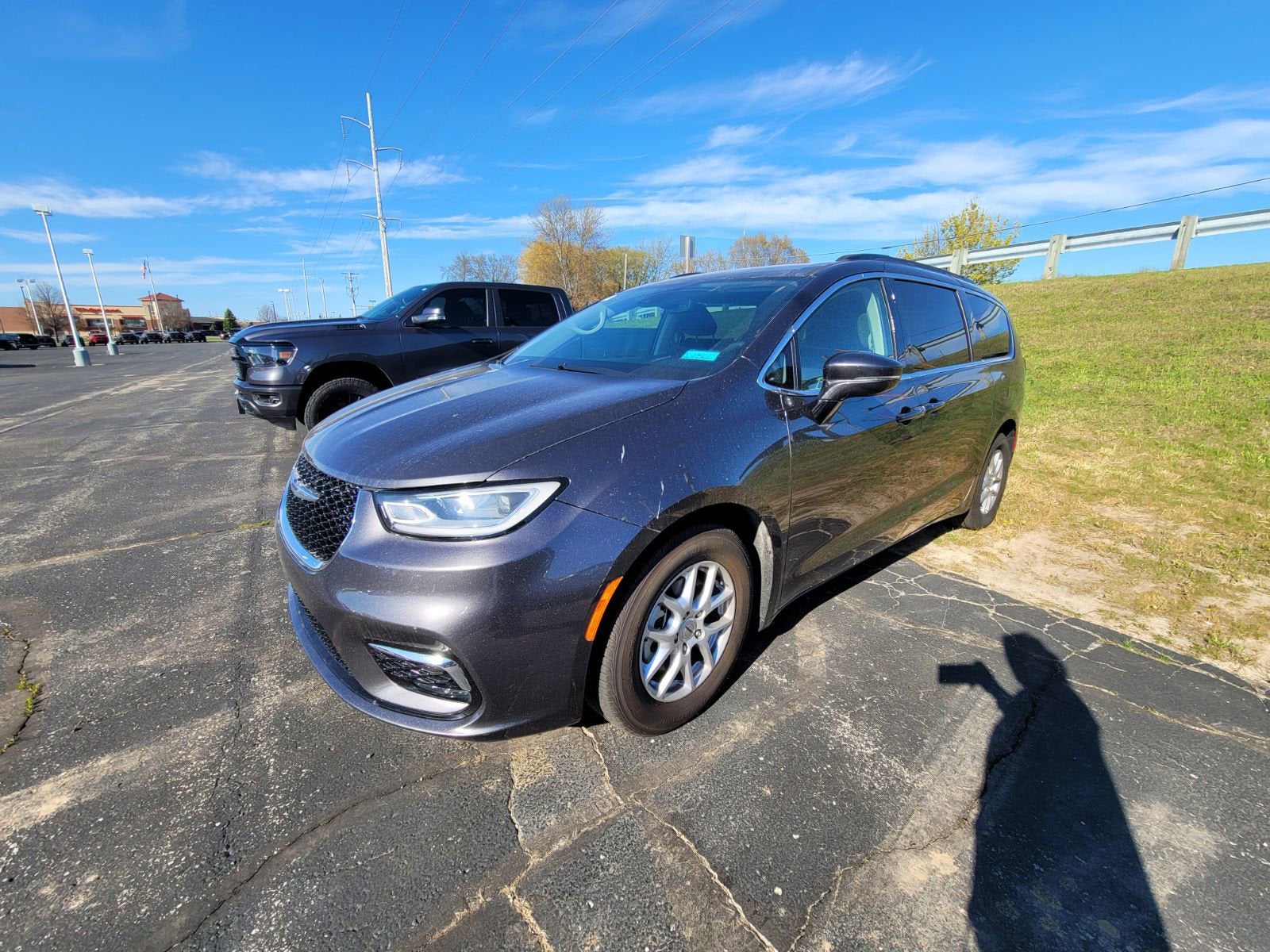 2025 Chrysler Pacifica Select's photo
