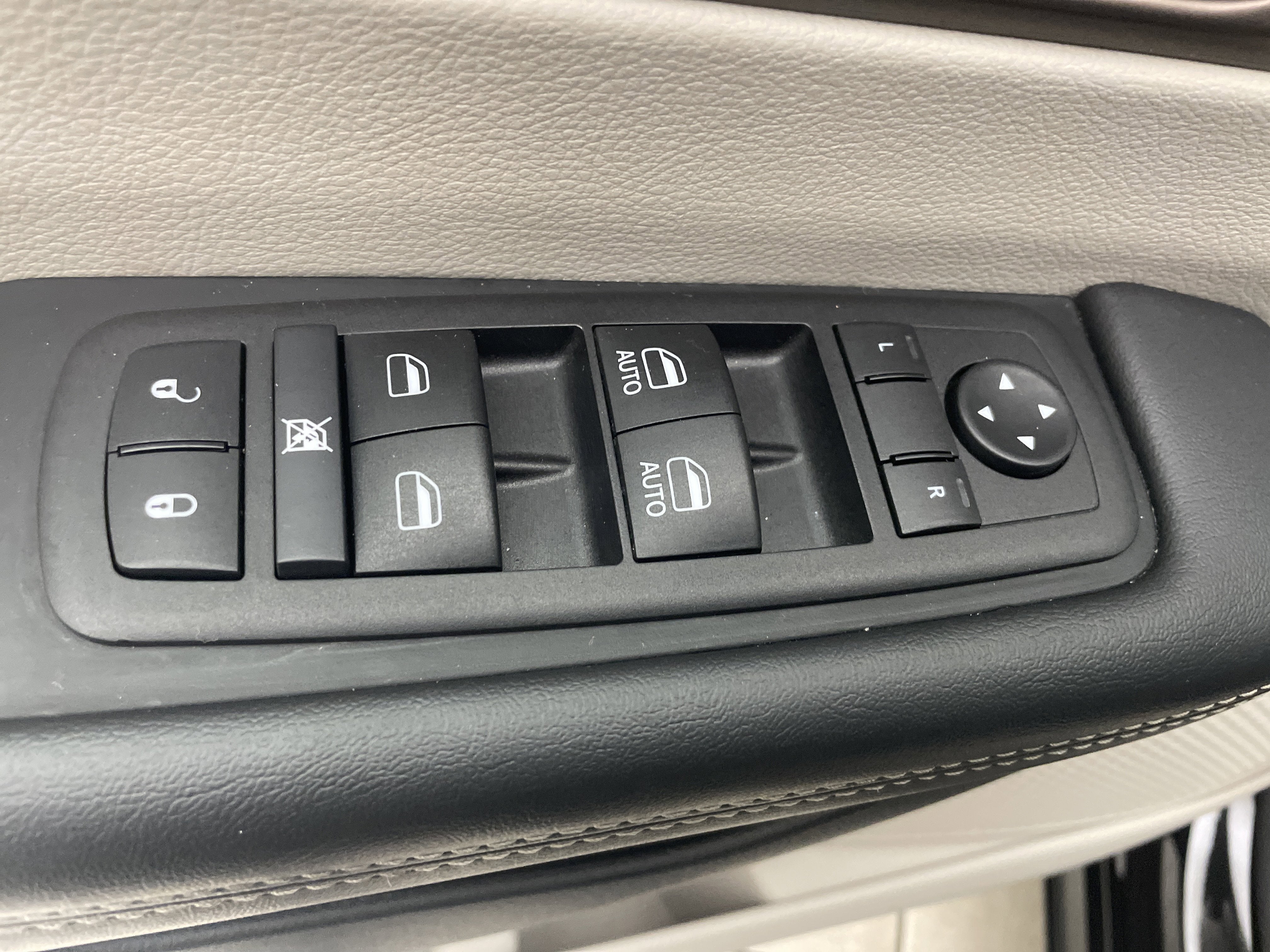 2024 Chrysler Voyager LX