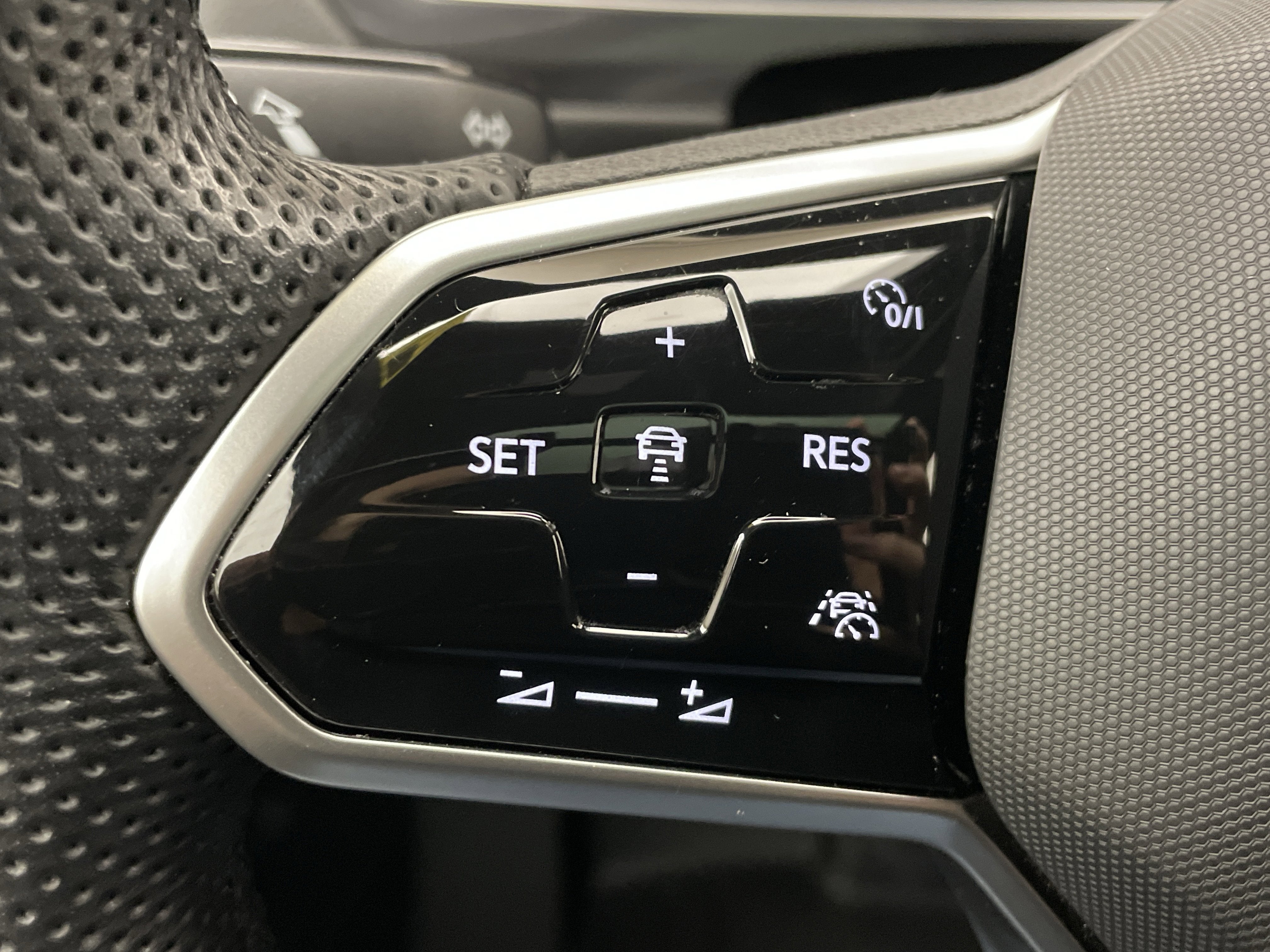 2024 Volkswagen Tiguan 2.0T SEL R-Line